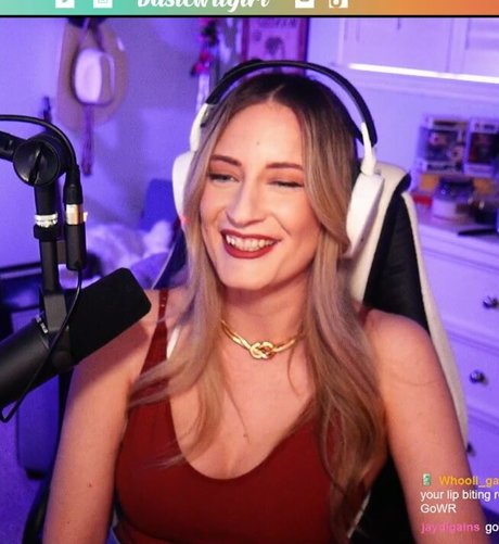 パイズリ オンリーファンズ アートヌード 写真