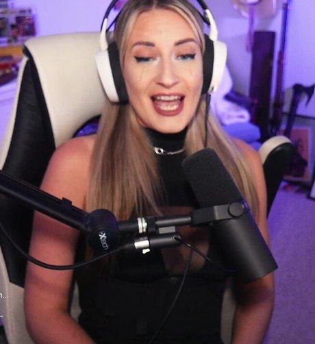 フィットネスベイビーオンリーファンズ セクシーヌード 画像