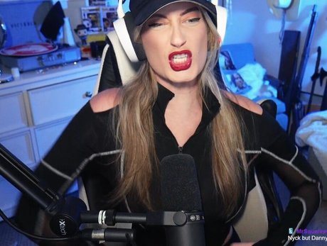 赤毛の痩せたオンリーファンズ セクシーヌード 写真