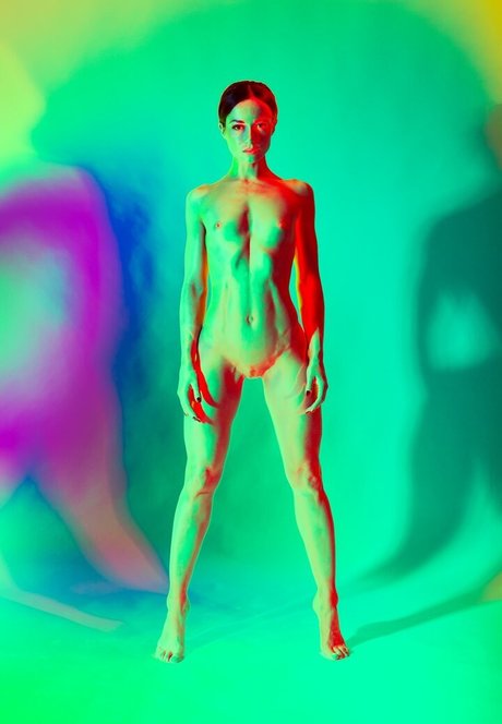 オイルを塗った巨乳オンリーファンズ ポルノグラフィック 写真