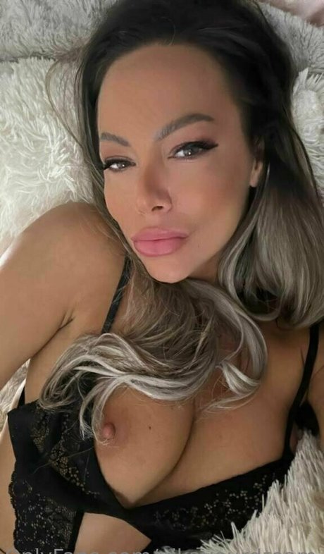 巨乳カップルオンリーファンズ ヌード 写真