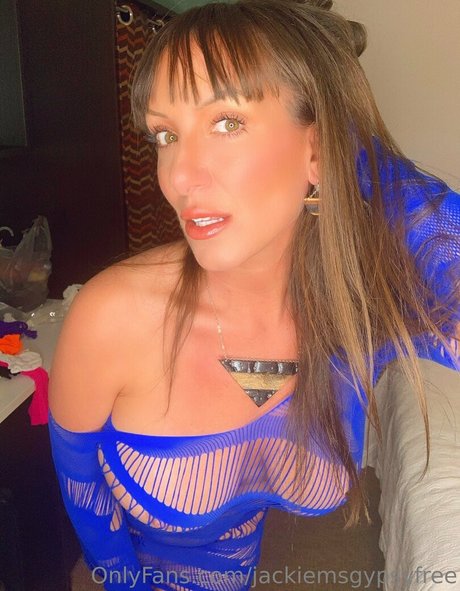 かわいいブロンドのオンリーファンズ ヌード 写真