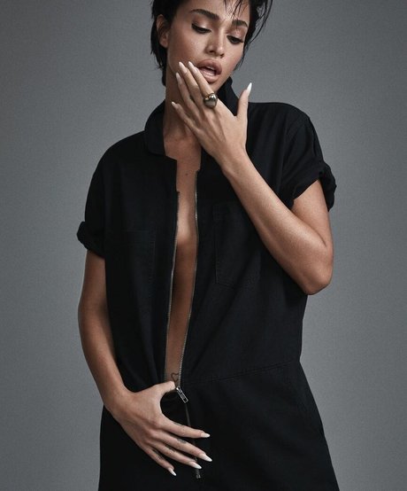 巨乳で痩せているオンリーファンズ HD アーカイブ