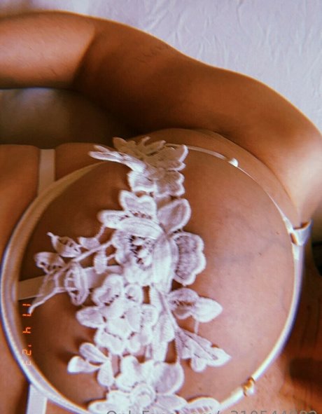 お金 オンリーファンズ セクシー 写真