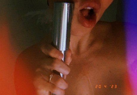 金髪のホットな妻オンリーファンズ エロ 写真