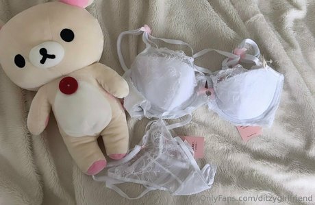 巨乳で痩せているオンリーファンズ ポルノ 画像