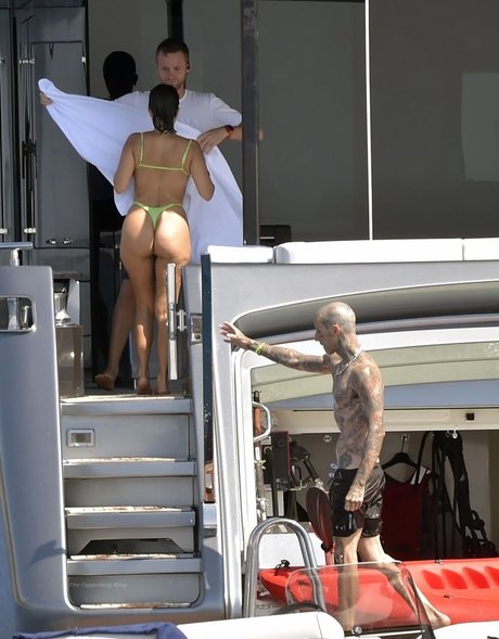 ビキニカウガールオンリーファンズ アート裸 写真