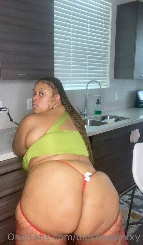 オイルを塗った巨乳オンリーファンズ セクシーヌード 画像