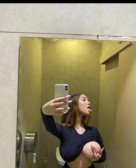 パイズリ オンリーファンズ 無料ヌード 写真