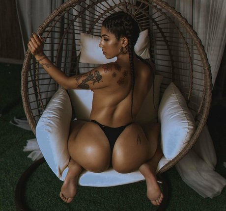 ClaudiaTwerkUp ヌード女優 画像