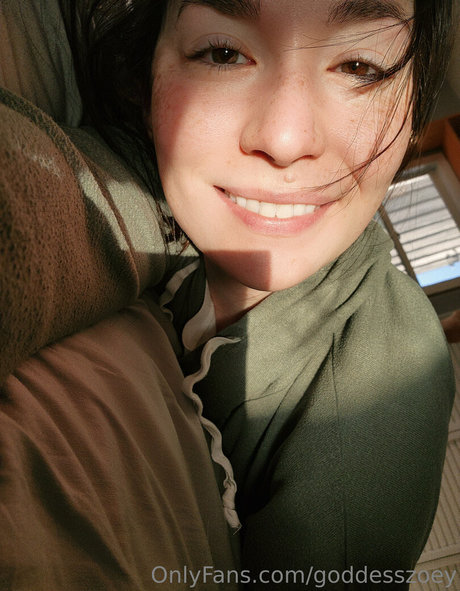 巻き毛の赤毛のオンリーファンズ HD 写真