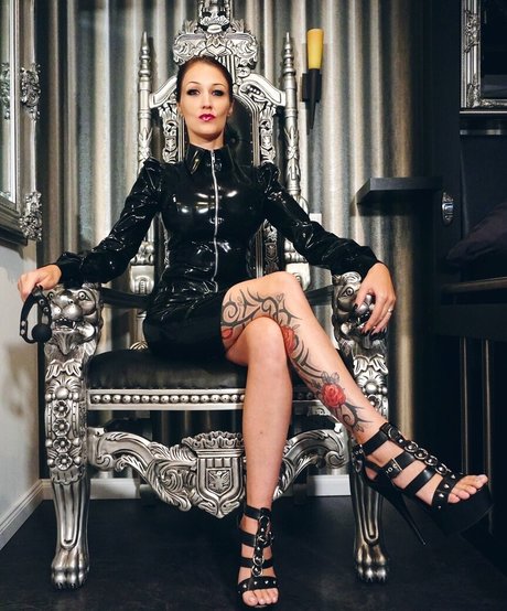 かわいいブロンドのオンリーファンズ ヌード 画像