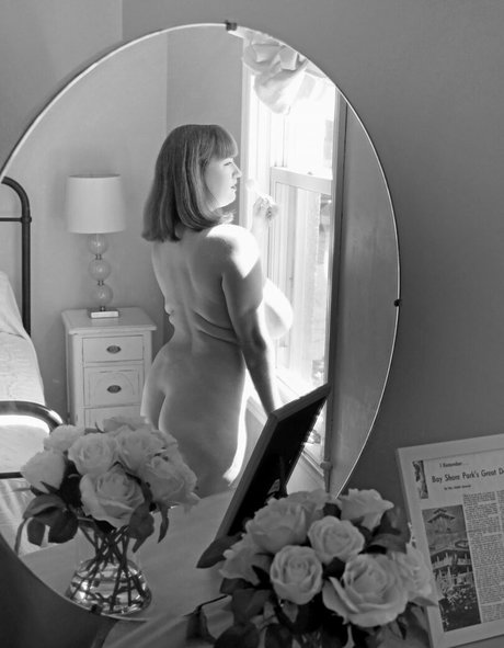 乳首 オンリーファンズ ホットポルノ 画像