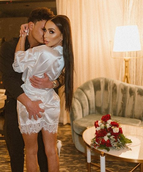 曲線美のブロンドオンリーファンズ HD ギャラリー