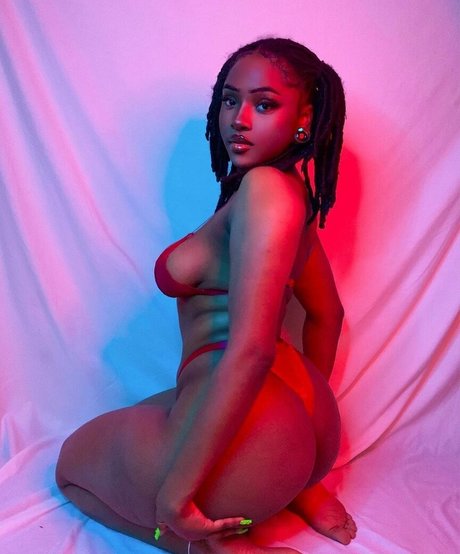 ママのアナルオンリーファンズ アートヌード 画像