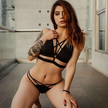 黒人女性のオンリーファンズ ポルノ 写真