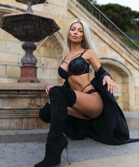 パイズリ オンリーファンズ ホットヌード 画像