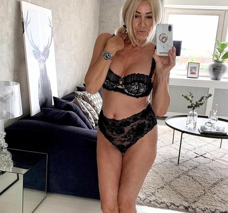 カーリーエボニーオンリーファンズ 無料アダルト 画像