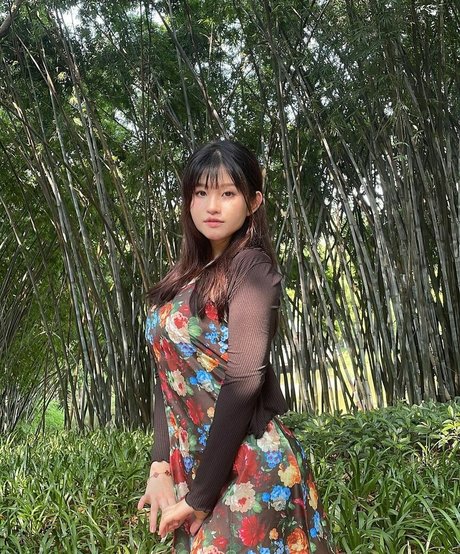 ZhouYiQin 独占ポルノスター 写真