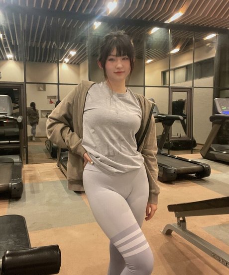 ZhouYiQin ポルノ女優 画像