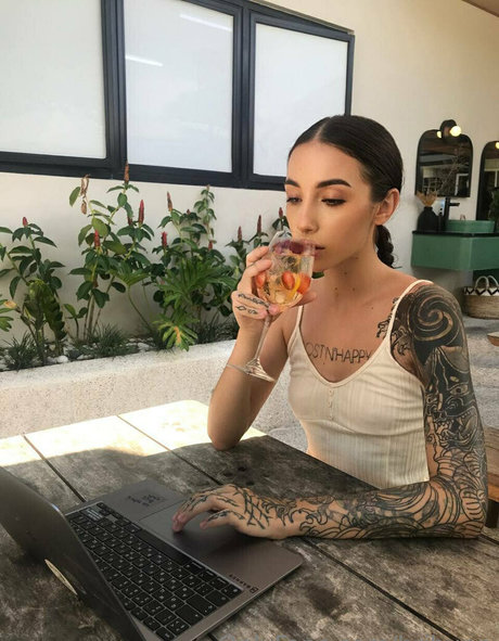 ミラーセルフィーオンリーファンズ 美しいヌード 画像