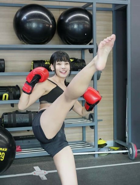 Beeko Pinknavy エロティックモデル 写真