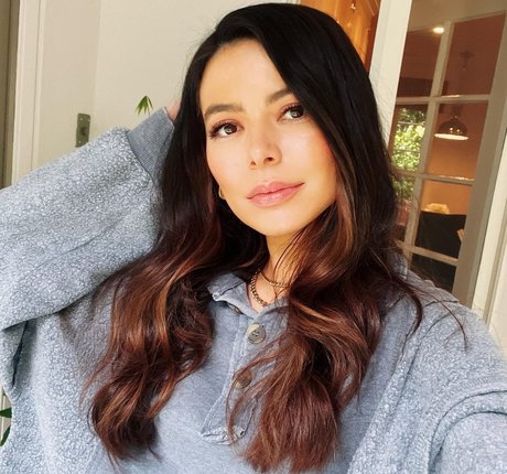 Miranda Cosgrove ヌードモデル 写真