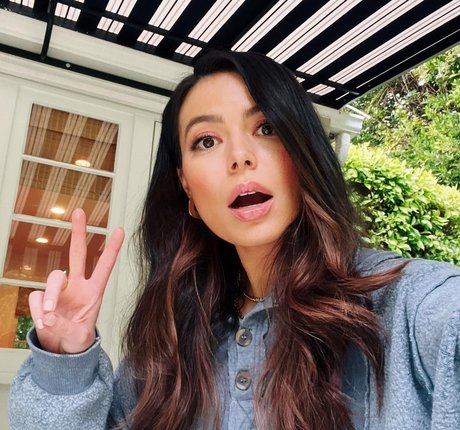 ストリップショー オンリーファンズ ホットxxx 画像