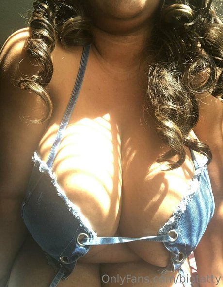 オイルを塗った巨乳オンリーファンズ 無料アダルト 画像