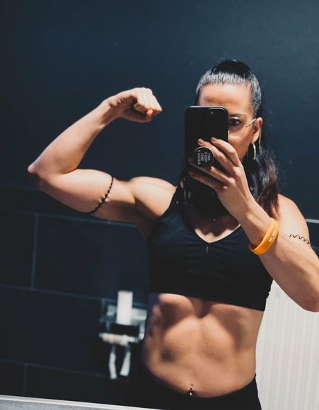 小さなおっぱいオンリーファンズ エロ 写真