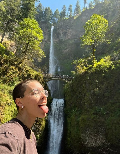 タトゥーを入れた赤毛のオンリーファンズ 可愛い 画像