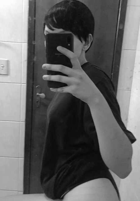 キティ・ウェット・オンリーファンズ えろ 写真