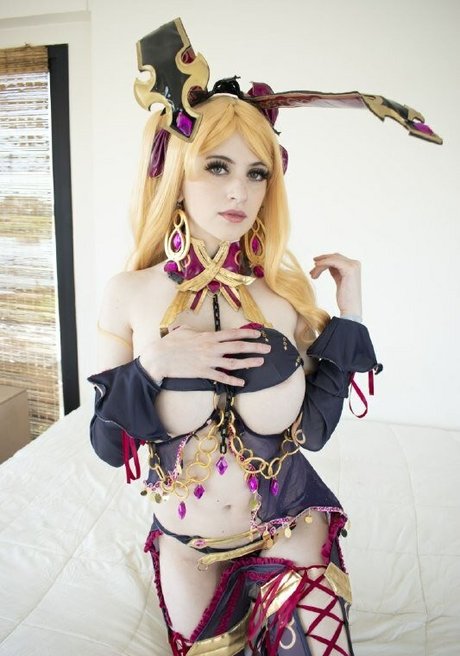 ストリップショー オンリーファンズ ポルノ 画像