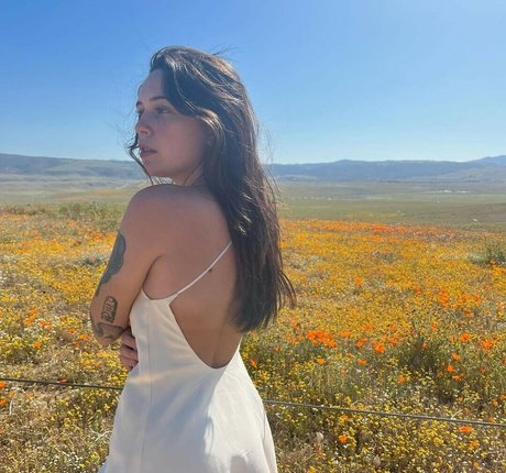 Bea Miller ポルノスター ヌード ギャラリー