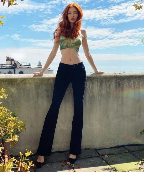 巨乳で痩せているオンリーファンズ 美しいポルノ 写真