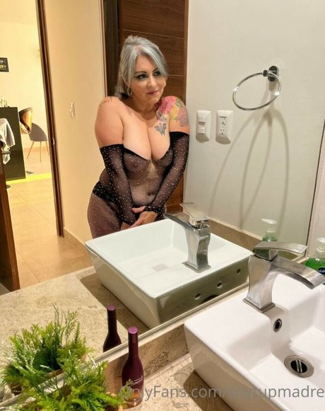 メコスジのオンリーファンズ ホットヌード 写真