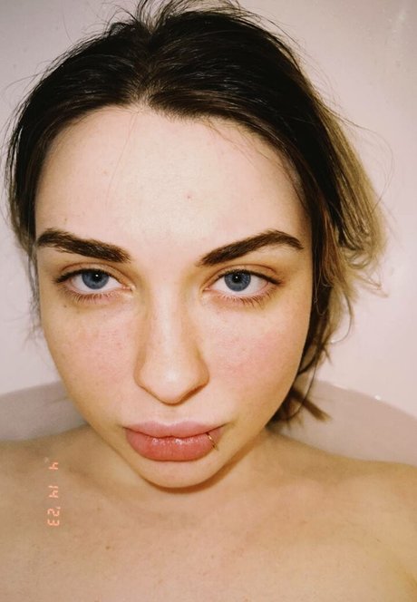 Ahrinyan ポルノスター ヌード 写真