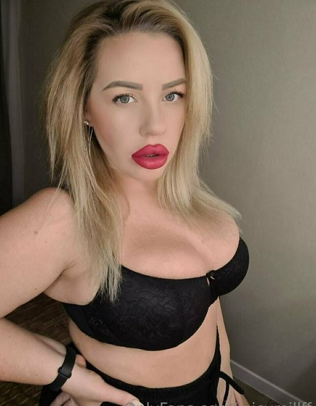 オイルを塗った巨乳オンリーファンズ セクシーxxx 画像