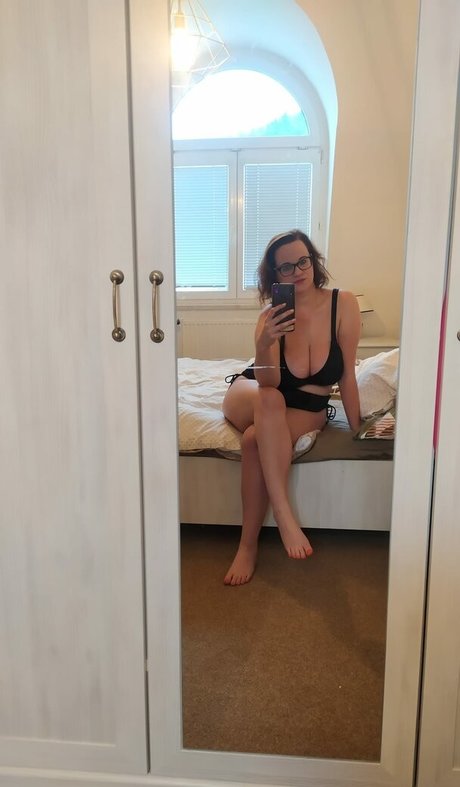 バン・オンリーファンズ アート裸 写真