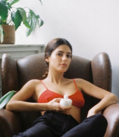 Julia Dalavia ポルノモデル 画像