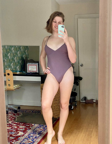 巨乳ストリップオンリーファンズ セクシーヌード 写真