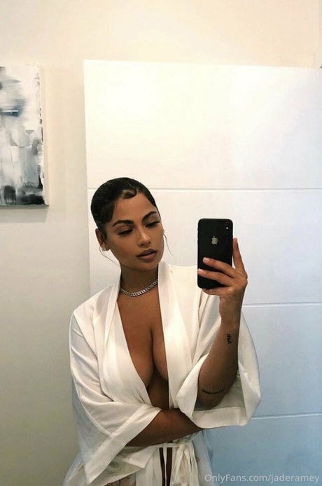 いちごミルクオンリーファンズ エロチック 画像