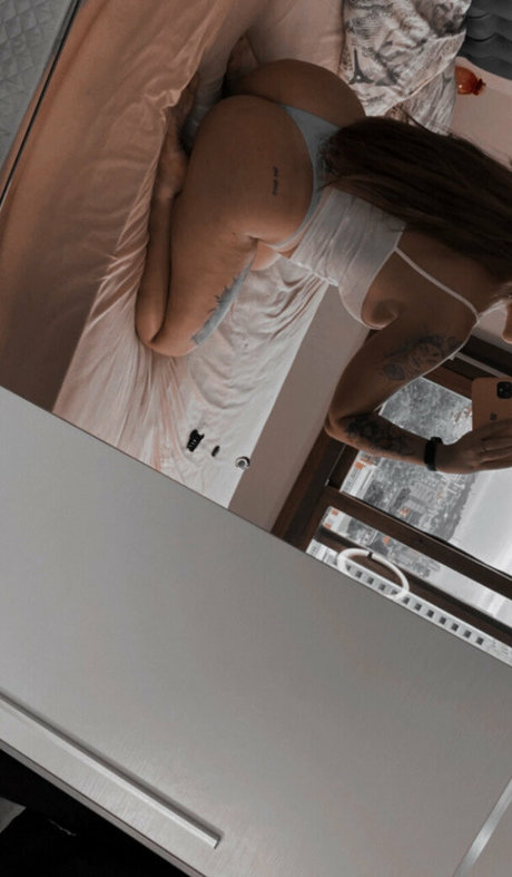 成熟したラテン系オンリーファンズ 美しいヌード 写真