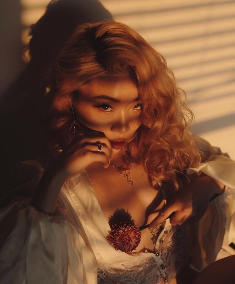 金髪のホットな妻オンリーファンズ トップ 画像