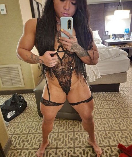 Marilyn Yee Tong 裸のモデル 画像