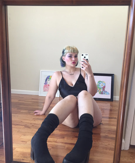 黒髪の熟女オンリーファンズ 裸 写真