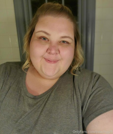 曲線美のブロンドオンリーファンズ ホットポルノ 画像