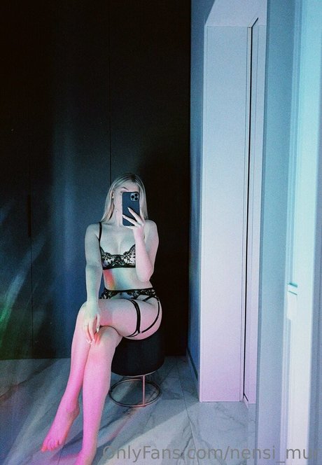 Nensi Mur アートモデル 写真