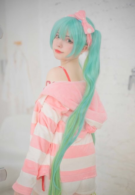 Saya Scarlet 完璧なスター 写真