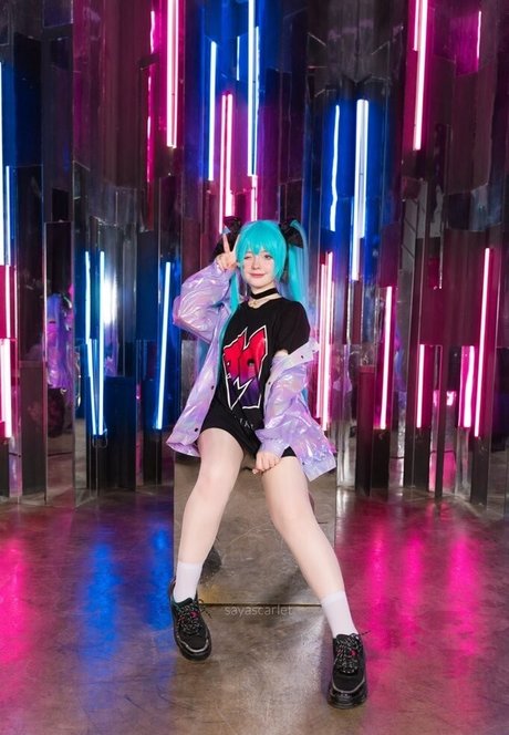 金髪のタトゥー オンリーファンズ ポルノ 画像